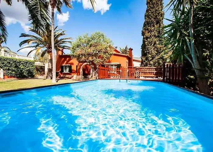 Large 4 Bed Villa With Own Garden, Pool & Hot Tub
