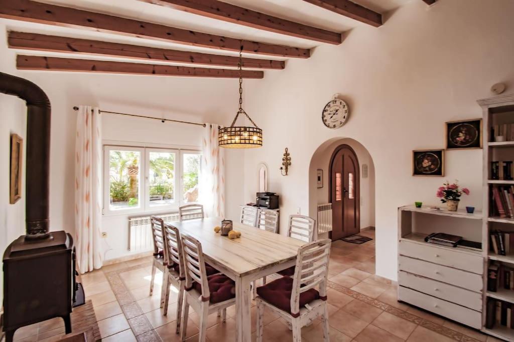 Large 4 Bed With Own Garden, Pool & Hot Tub *