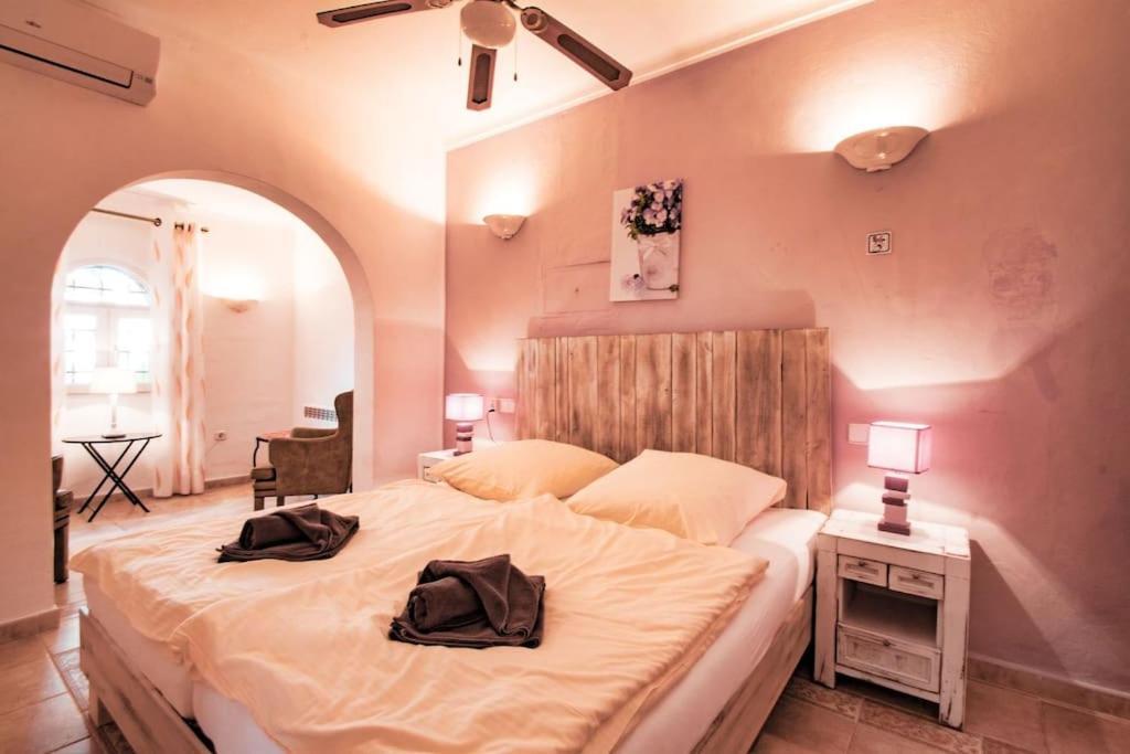 Large 4 Bed With Own Garden, Pool & Hot Tub Villa *