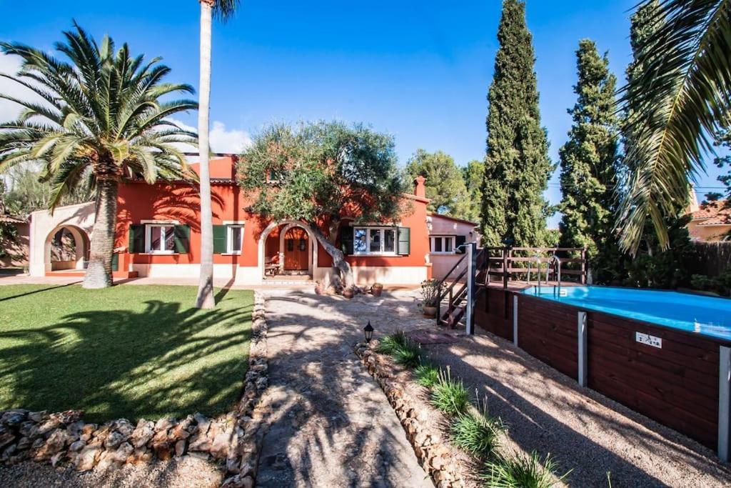 Large 4 Bed With Own Garden, Pool & Hot Tub