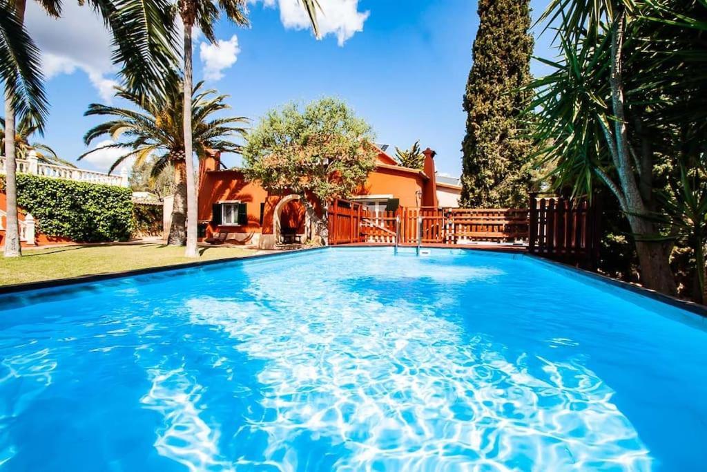 Large 4 Bed With Own Garden, Pool & Hot Tub Villa