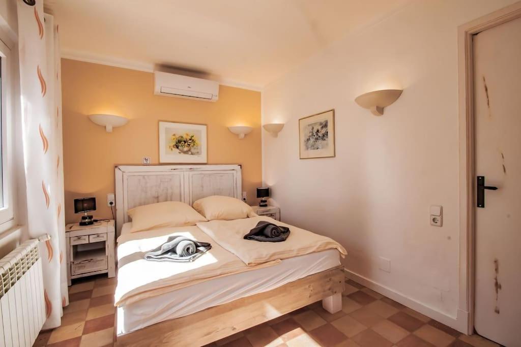 Large 4 Bed With Own Garden, Pool & Hot Tub Villa Cala Murada (Mallorca)