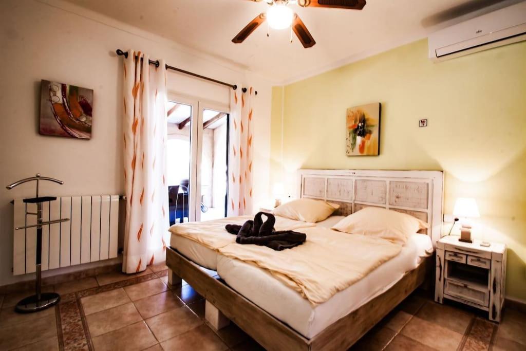 Large 4 Bed With Own Garden, Pool & Hot Tub Cala Murada (Mallorca)