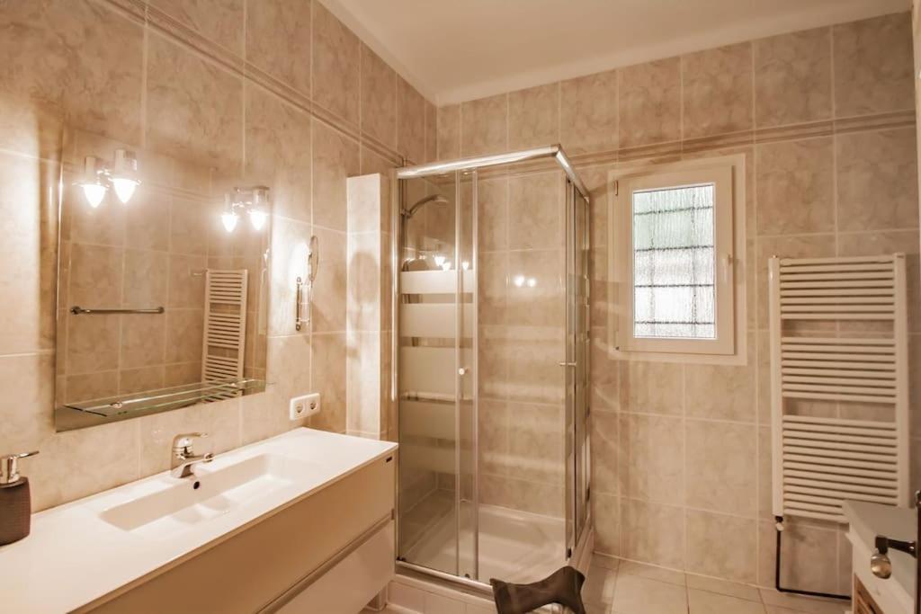 Large 4 Bed With Own Garden, Pool & Hot Tub Villa *